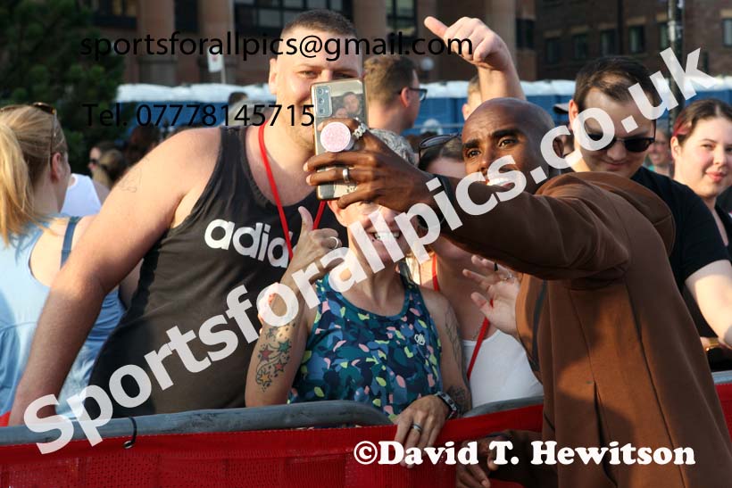 Sir Mo Farah selfie, AJ Bell Great North 5k, Newcastle Quayside.  Photo: David T. Hewitson/Sports for All Pics